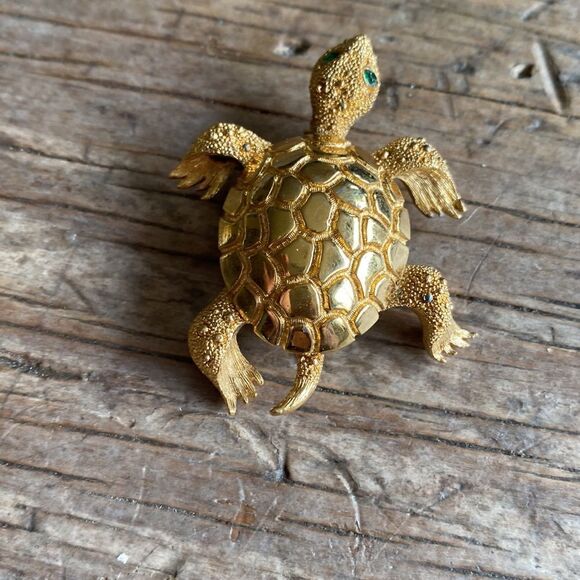 Beautiful Turtle Brooch with Green Emerald Eyes - Picture 4 of 6